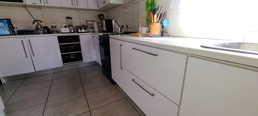 4 Bedroom Property for Sale in Sunbird Park Western Cape